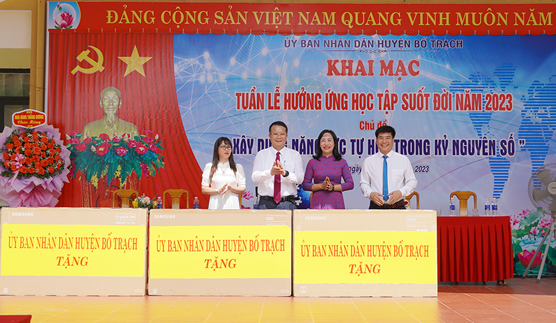 Đại diện lãnh đạo UBND huyện Bố Trạch trao tặng ti vi cho các trường học trên địa bàn xã Tây Trạch.