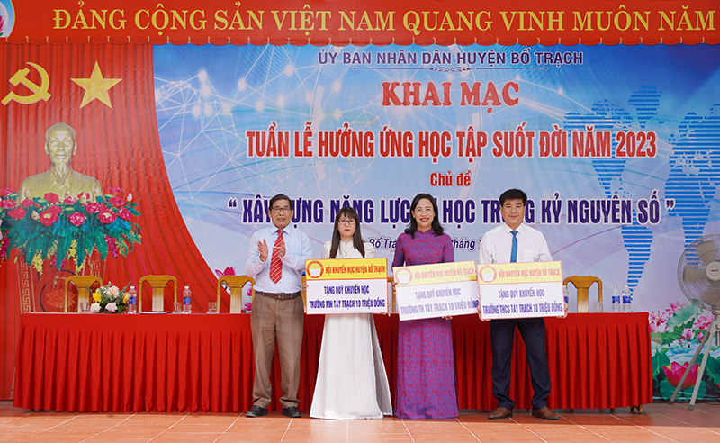 Đại diện lãnh đạo Hội Khuyến học Bố Trạch trao quỹ khuyến học cho các trường trên địa bàn xã Tây Trạch.
