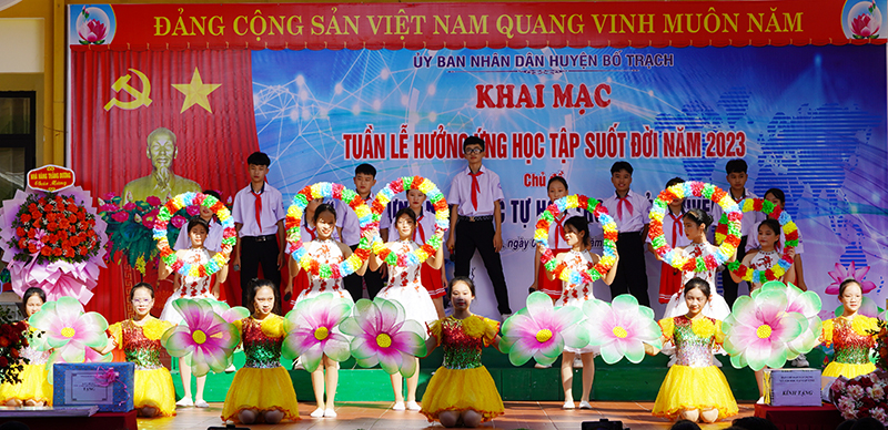 Văn nghệ chào mừng.