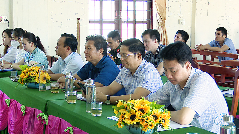 Các đại biểu tham dự buổi tiếp xúc cử tri.