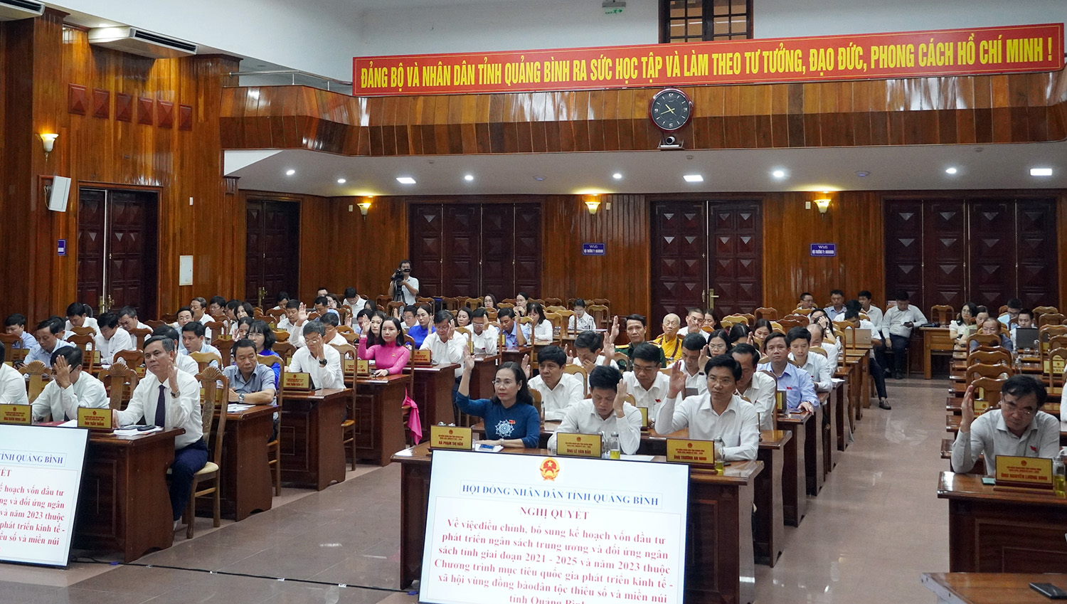 Đại biểu biểu quyết thông qua các nghị quyết