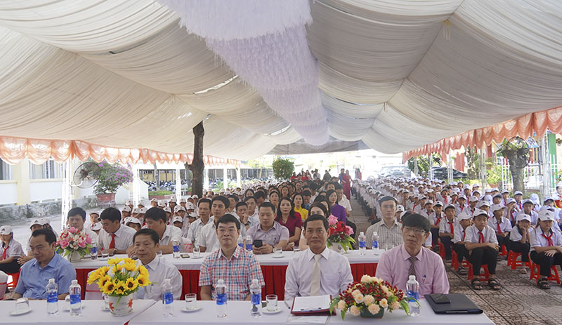 Các đại biểu và đông đảo cán bộ, giáo viên, học sinh hưởng ứng lễ phát động.
