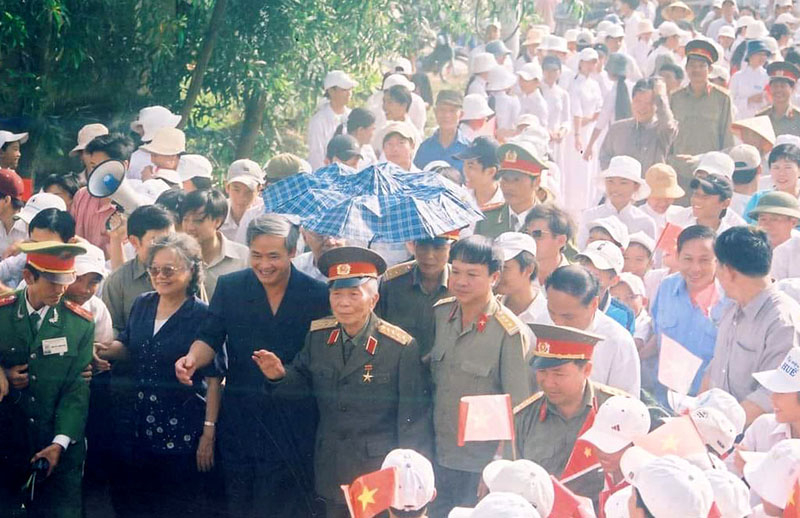 Đại tướng Võ Nguyên Giáp trong một lần về thăm quê hương (ảnh: Trọng Thái)