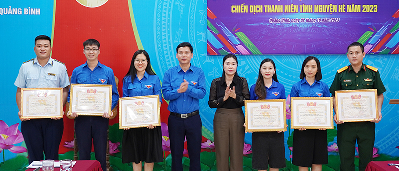 Tặng bằng khen cho các tập thể.