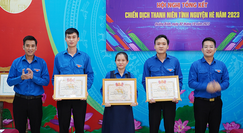 Tặng bằng khen cho các cá nhân.