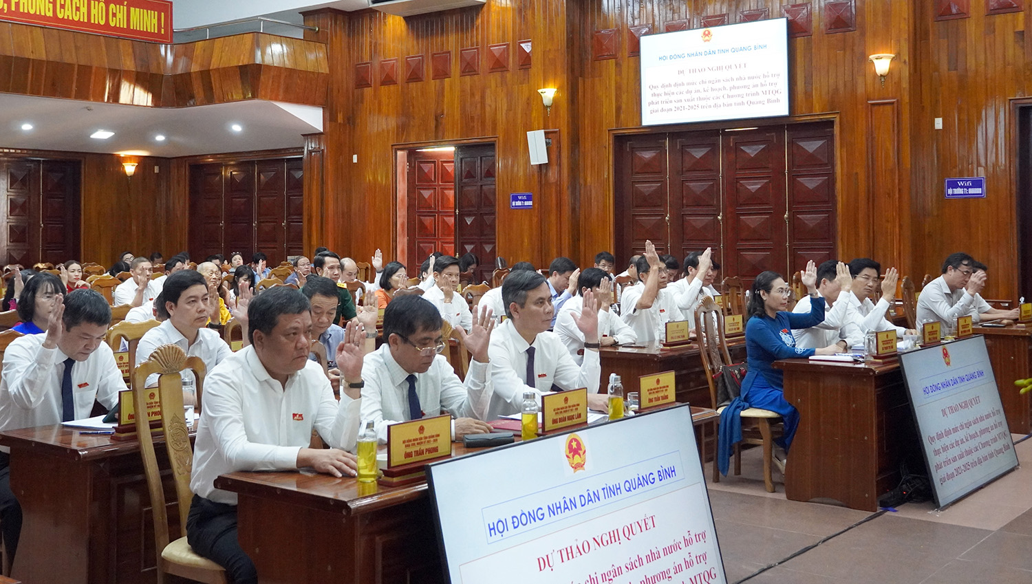 Đại biểu HĐND tỉnh biểu quyết thông qua nghị quyết tại kỳ họp thứ 11 (kỳ họp chuyên đề) tổ chức ngày 2/10/2023.