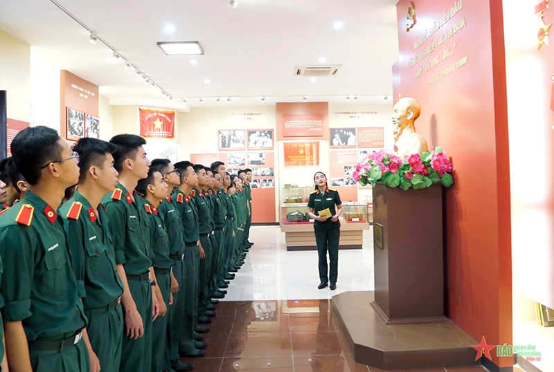  Học viện Quân y tổ chức giáo dục truyền thống cho học viên khi mới nhập học. Ảnh: TUẤN DŨNG