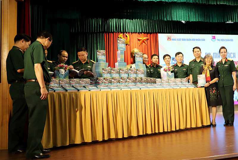 Các đại biểu tham quan nơi trưng bày cuốn sách “Tình cảm của nhân dân trong nước và bạn bè quốc tế với Đại tướng Võ Nguyên Giáp”