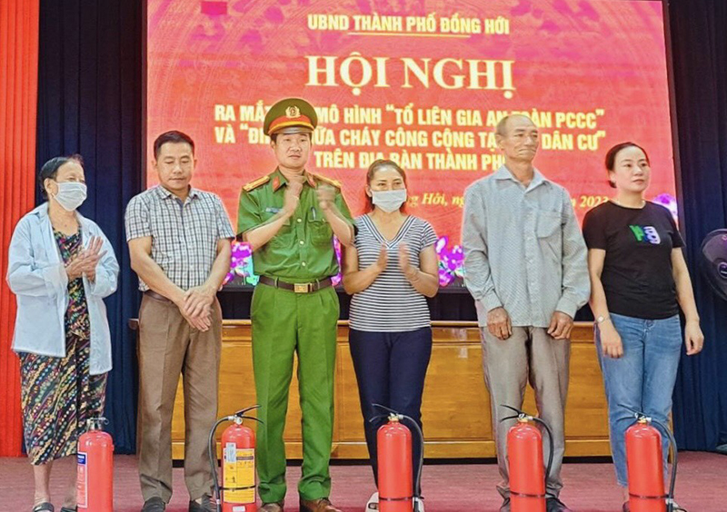 Ra mắt mô hình “Tổ liên gia an toàn phòng cháy, chữa cháy”.
