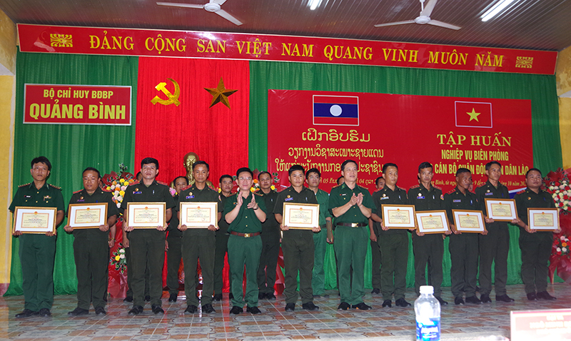 Đại diện lãnh đạo Bộ Chỉ huy BĐBP tỉnh tặng giấy khen cho các cá nhân có thành tích xuất sắc.