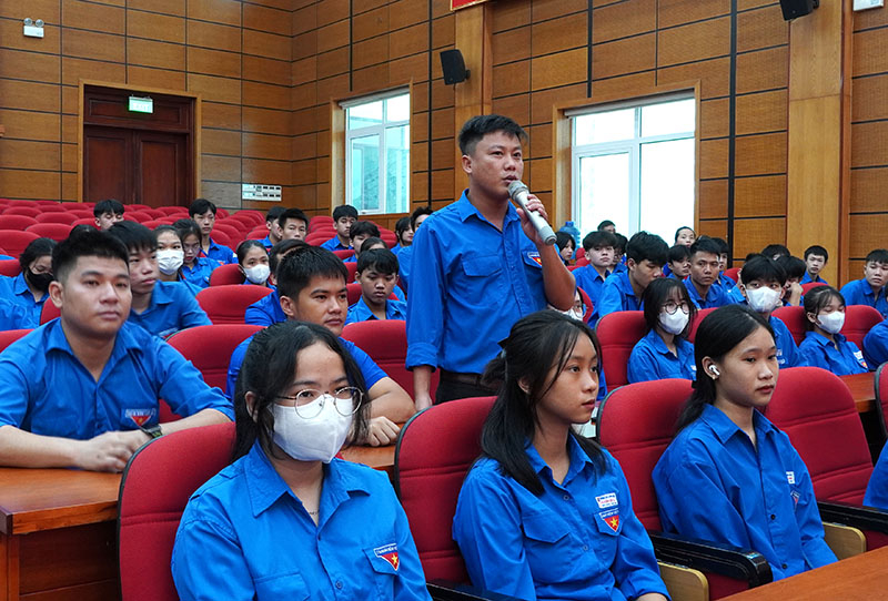 Đoàn viên thanh niên đặt câu hỏi tại buổi đối thoại.