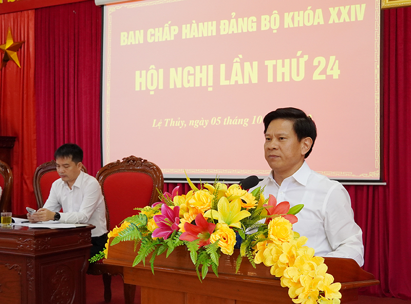 Đồng chí Bí thư Huyện ủy Lệ Thủy Lê Vĩnh Thế phát biểu kết luận hội nghị.