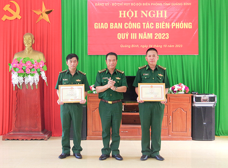 Đại tá Trịnh Thanh Bình, Chỉ huy trưởng Bộ Chỉ huy BĐBP tỉnh trao bằng khen cho tập thể, cá nhân có thành tích xuất sắc trong đợt thi đua cao điểm kỷ niệm 75 năm Ngày Chủ tịch Hồ Chí Minh ra lời kêu gọi thi đua ái quốc.