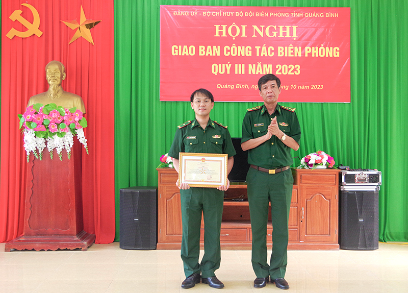 Đại tá Lê Văn Tiến, Bí thư Đảng ủy, Chính ủy BĐBP tỉnh trao bằng khen cho cá nhân có thành tích xuất sắc sắc trong thực hiện Chỉ thị số 124-CT/QUTW của Thường vụ Quân Ủy Trung ương và 10 năm thực hiện Đề án “Đổi mới công tác giáo dục chính trị tại đơn vị trong giai đoạn mới”.