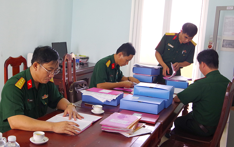 Kiểm tra hệ thống sổ sách công tác Đảng, công tác chính trị tại Ban CHQS TX. Ba Đồn.