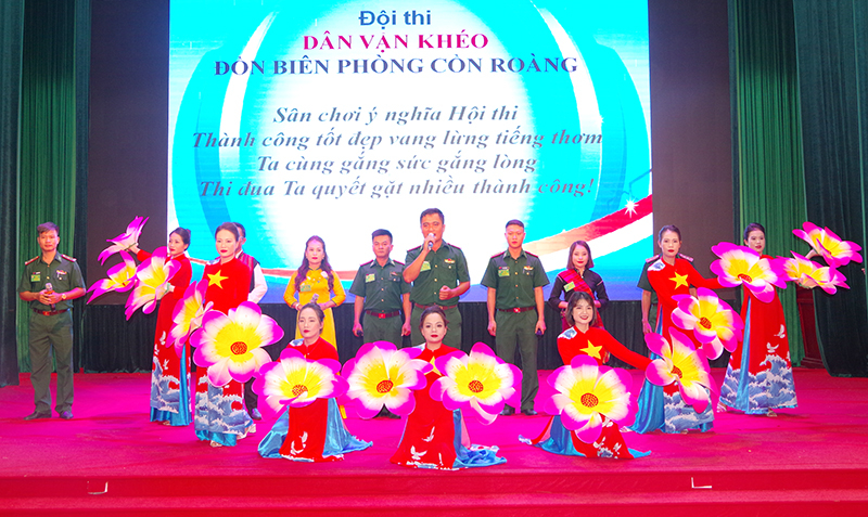 Phần thi Màn chào hỏi của đội thi Đồn Biên phòng Cồn Roàng.