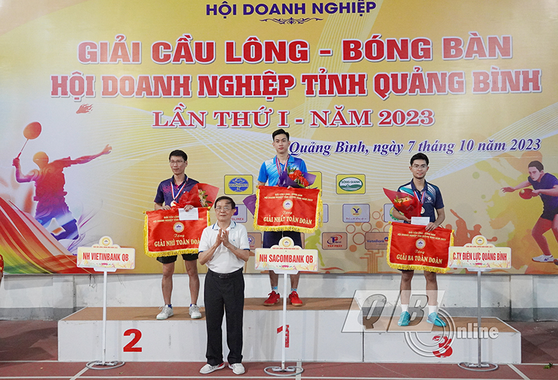 Ban Tổ chức trao giải nhất, nhì, ba toàn đoàn cho các đơn vị có thành tích thi đấu xuất sắc.
