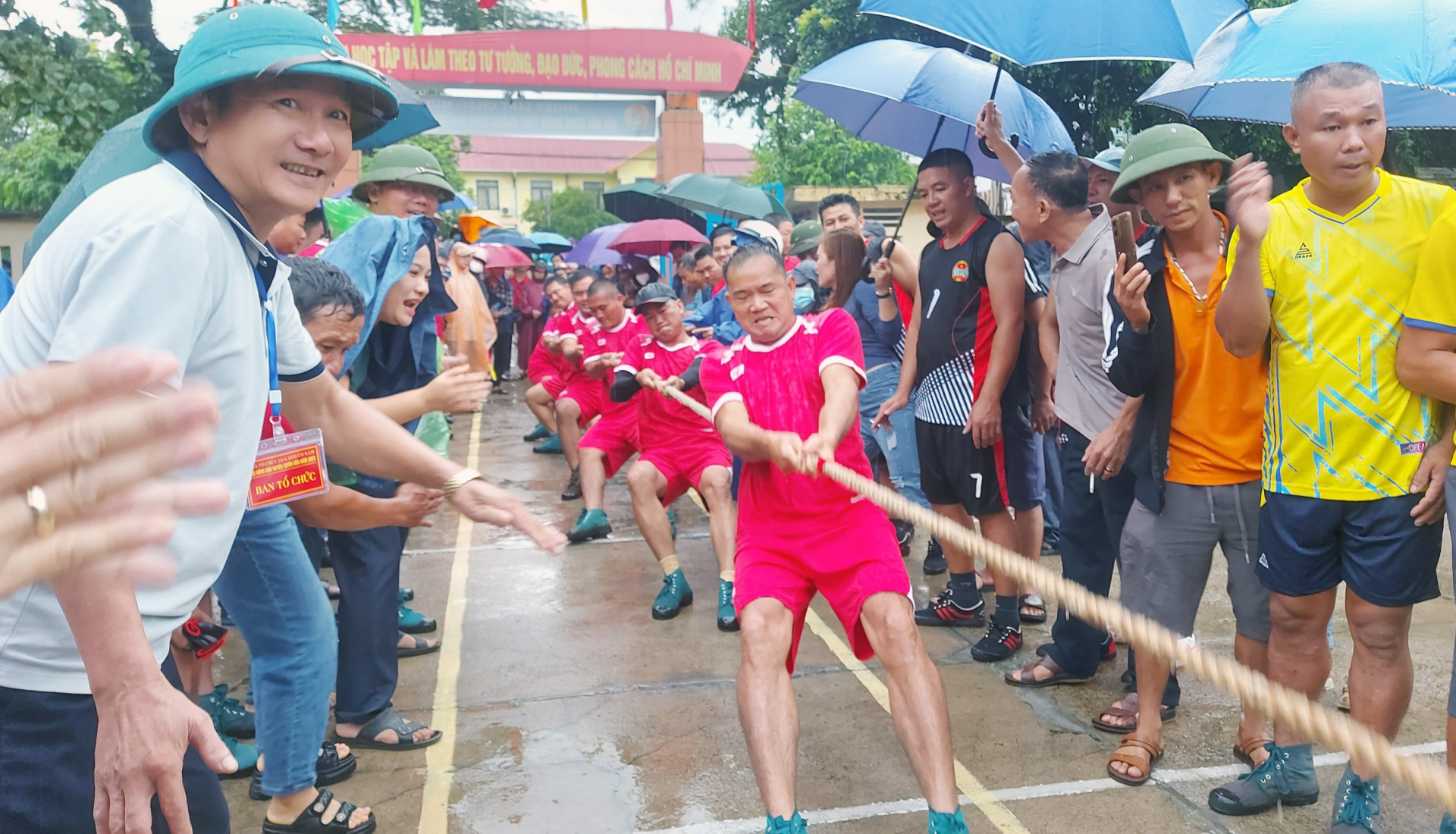 Các đội thi tham gia thi đấu kịch tính.