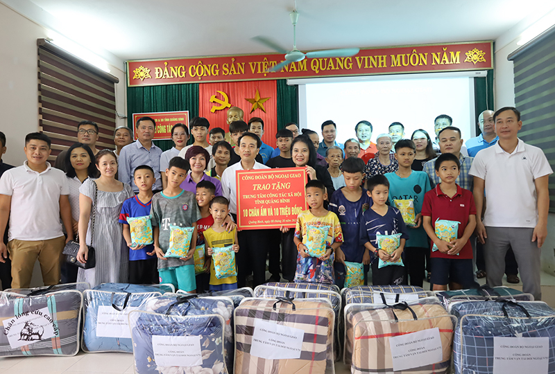 Công đoàn Bộ Ngoại giao tặng quà cho các cụ già và em nhỏ đang được nuôi dưỡng tại Trung tâm Công tác xã hội tỉnh. 