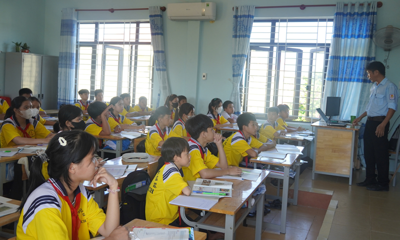 Giáo viên Trường THCS Đại Trạch đầu tư xây dựng bài giảng phong phú để thu hút sự chú ý của HS trong học tập.