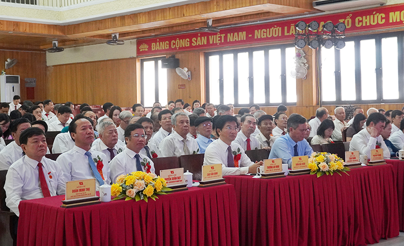 Các địa biểu tham dự buổi lễ.