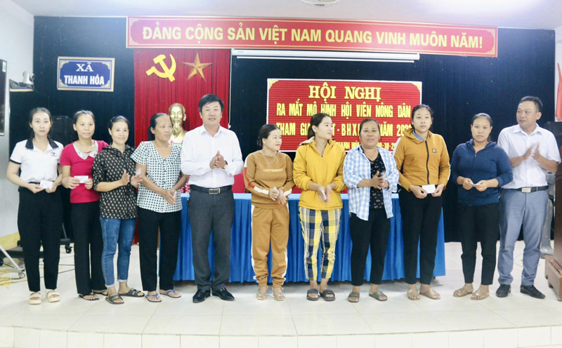Trao tặng thẻ BHYT cho hội viên nông dân có hoàn cảnh khó khăn từ mô hình.