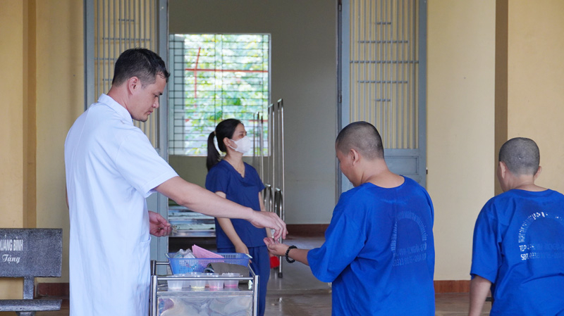 Bệnh nhân tâm thần tại Trung tâm CSVPHCNCNTT được uống thuốc an thần kinh thế hệ mới đúng giờ và đều đặn.