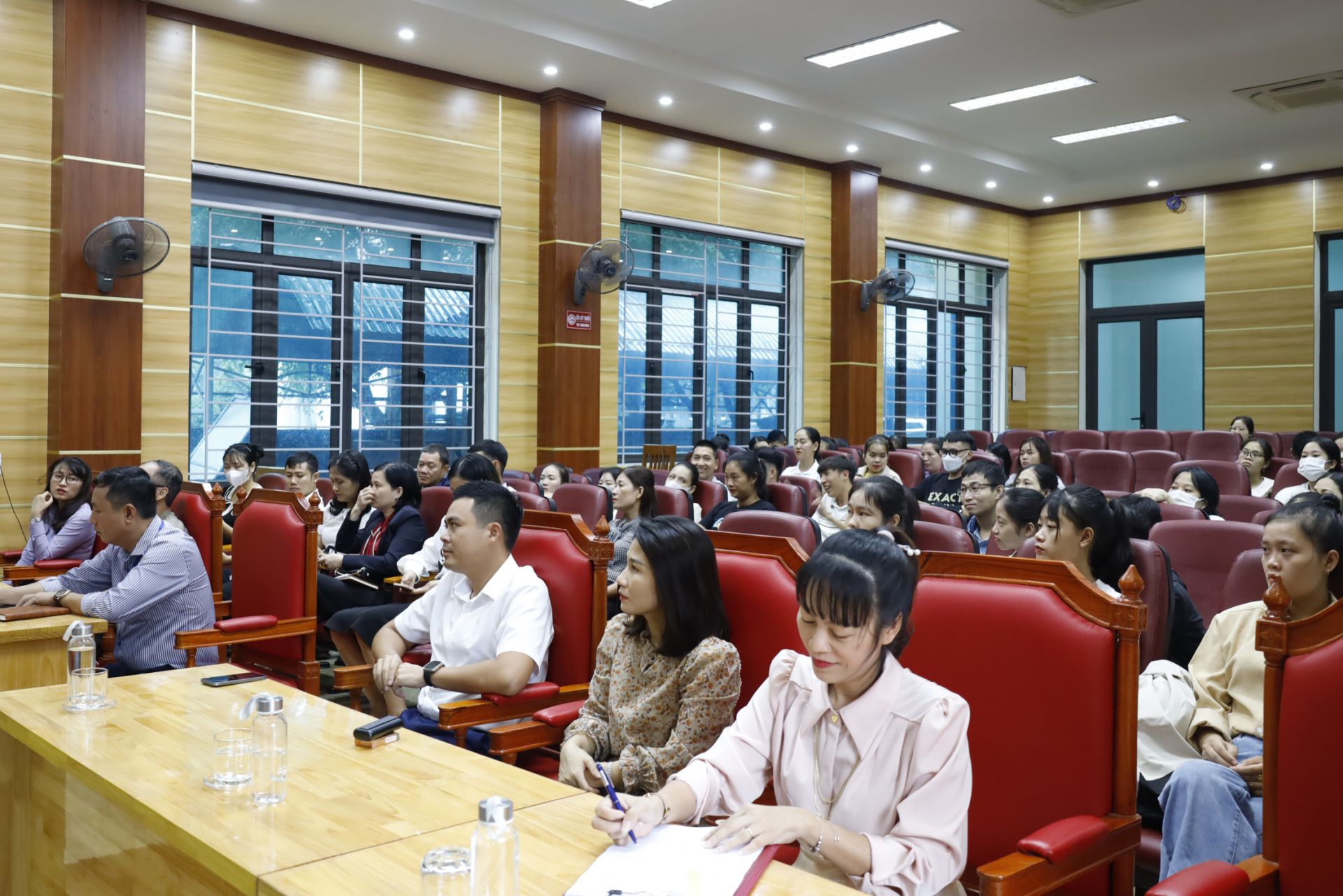 Các đại biểu và học viên tham dự lễ khai giảng khóa đào tạo. 