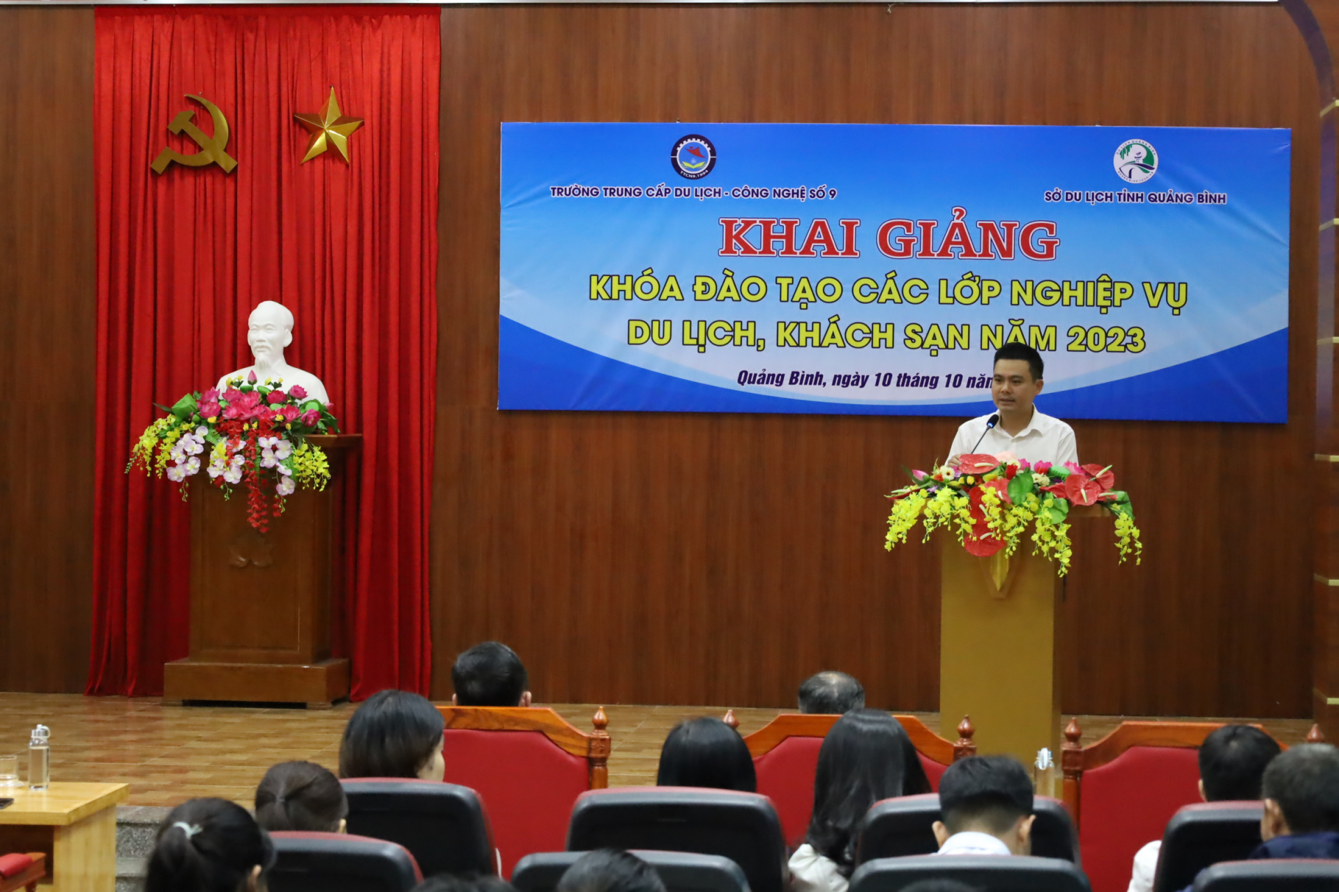  Đại diện Sở Du lịch phát biểu tại lễ khai giảng. 