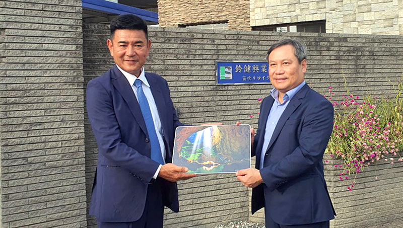 Đồng chí Bí thư Tỉnh ủy Quảng Bình Vũ Đại Thắng trao quà lưu niệm cho ông Suzuki Yasunobu, Chủ tịch Hội đồng quản trị Tập đoàn Suzuken Kougyo.