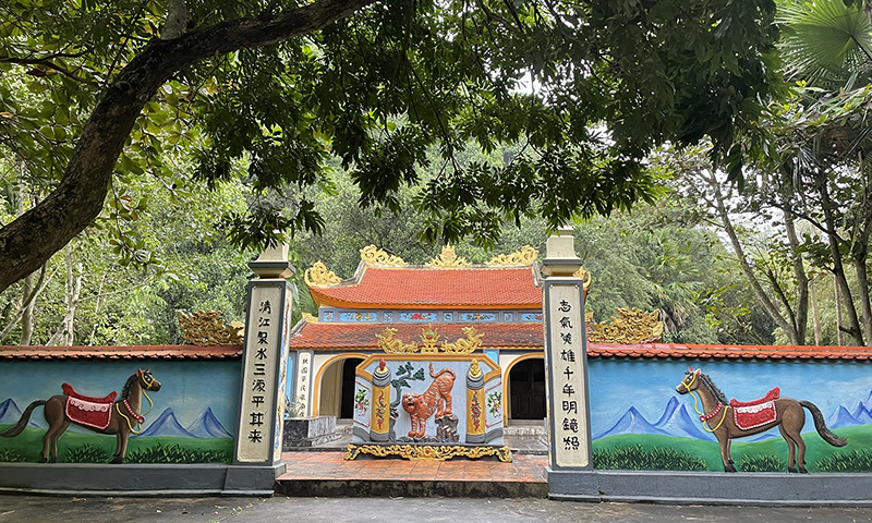 Đền thờ Đề đốc Lê Trực.