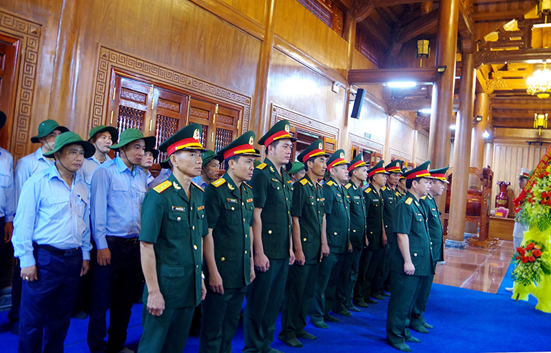 Bộ CHQS tỉnh và cán bộ, nhân viên Đội 589 thành kính dâng hương, dâng hoa và báo công tại Đền thờ Bác Hồ và các Anh hùng liệt sỹ.