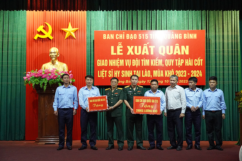 Tặng quà cho Đội 589.