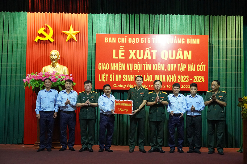 Tặng quà cho Đội 589.