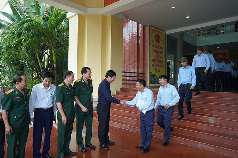 Tiễn Đội 589 lên đường làm nhiệm vụ.