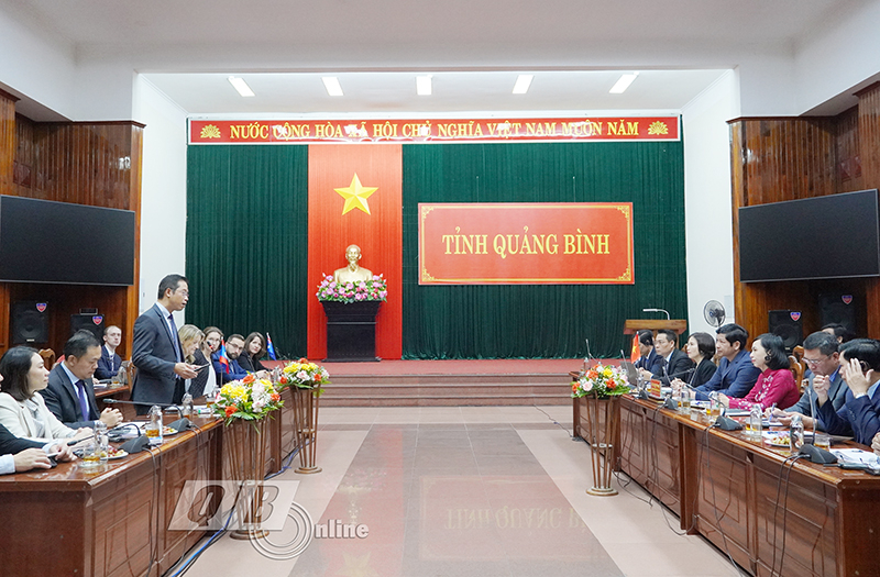 Quang cảnh buổi làm việc.