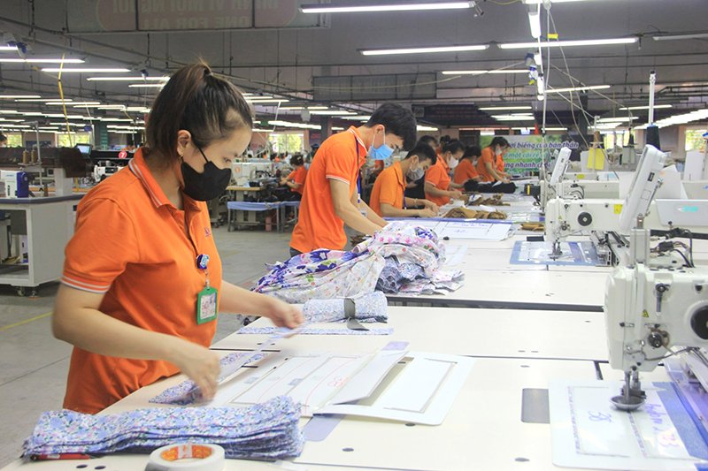 Các doanh nghiệp may mặc khắc phục khó khăn, duy trì việc làm, thu nhập cho lao động.