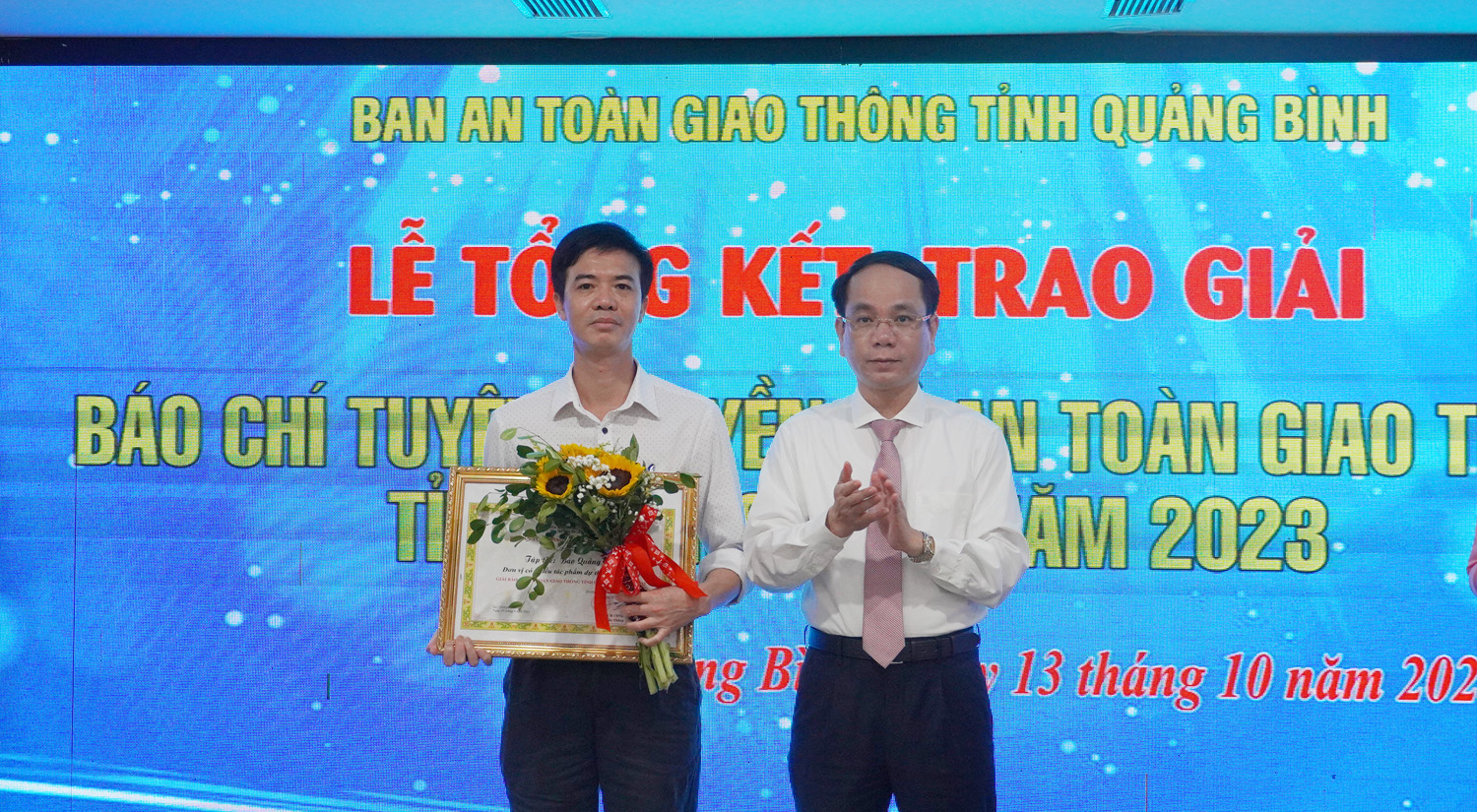 Đồng chí Phó Chủ tịch UBND tỉnh Phan Mạnh Hùng trao giải Tập thể cho Báo Quảng Bình.