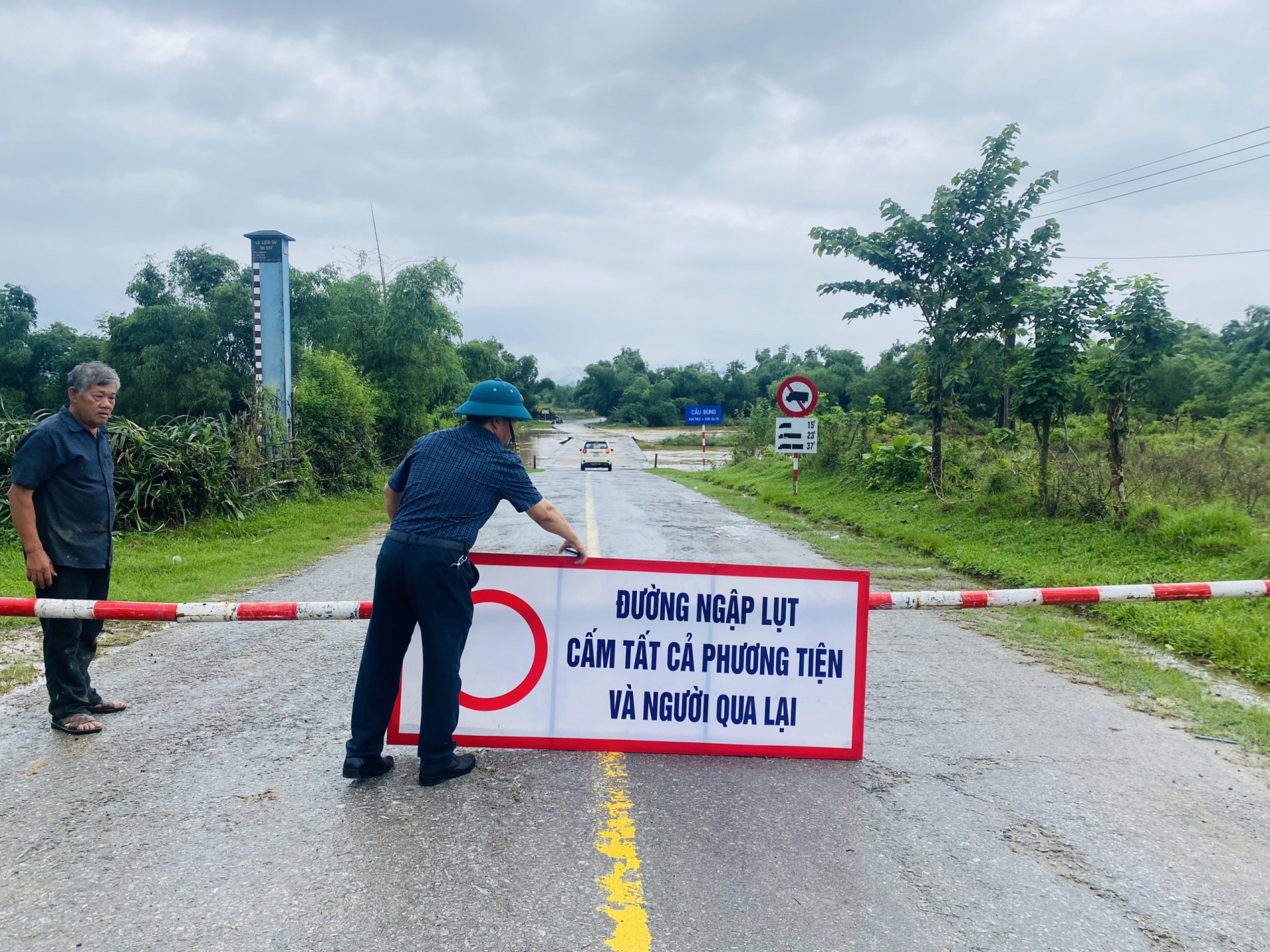 Cơ quan chức năng cắm biển báo cấm người và phương tiện qua lại.