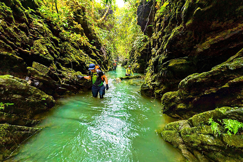 Trekking mùa thu-đông sẽ mang đến những cảm giác mới lạ (Trong ảnh: Du khách tham gia tour khám phá hố sụt Kong của Jungle Boss).