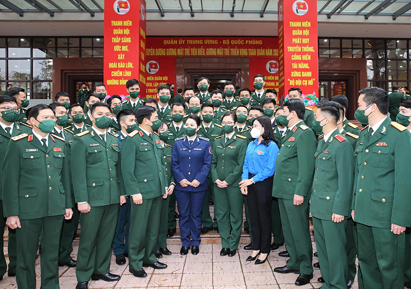 Ủy viên Bộ Chính trị, Đại tướng Phan Văn Giang, Bộ trưởng Bộ Quốc phòng; Ủy viên Bộ Chính trị, Đại tướng Lương Cường, Chủ nhiệm Tổng cục Chính trị Quân đội nhân dân Việt Nam với các đại biểu tại Lễ Tuyên dương gương mặt trẻ tiêu biểu, gương mặt trẻ triển vọng toàn quân năm 2021_Ảnh: TTXVN