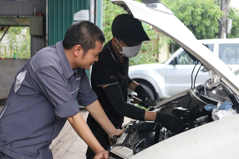  Anh Trương Hữu Hợi (bên trái) luôn sẵn sàng hỗ trợ các sinh viên, học viên học nghề.