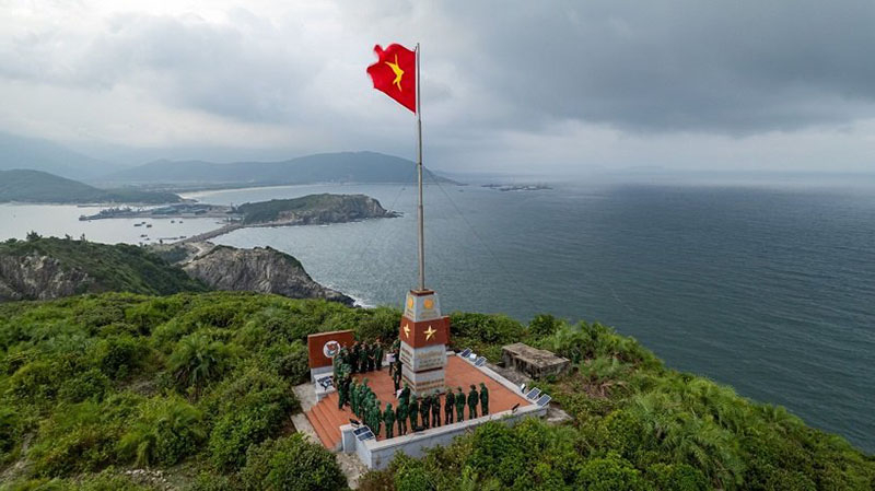 Cán bộ, chiến sĩ phân đội Đảo La thực hiện nghi thức chào cờ trên đảo.