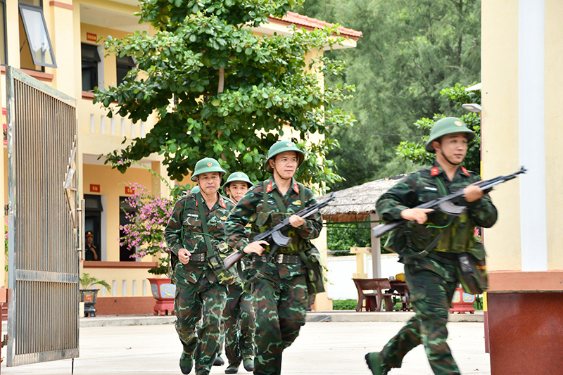 Báo động, triển khai phương án sẵn sàng chiến đấu.