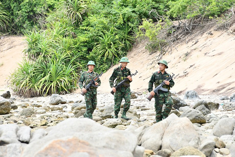 Tuần tra, bảo vệ đảo.