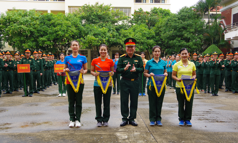 Đại tá Trương Như Ý, Phó Chính ủy Bộ CHQS tỉnh trao Cờ thưởng Nhất, Nhì, Ba cho các đội.