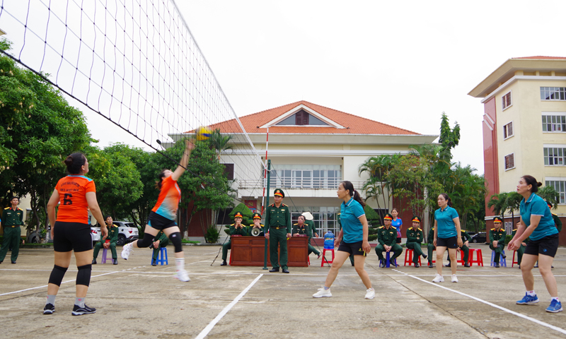  Pha bóng đẹp của  đội tuyển Phòng Chính trị - Ban CHQS TP Đồng Hới và Phòng Kỹ thuật.