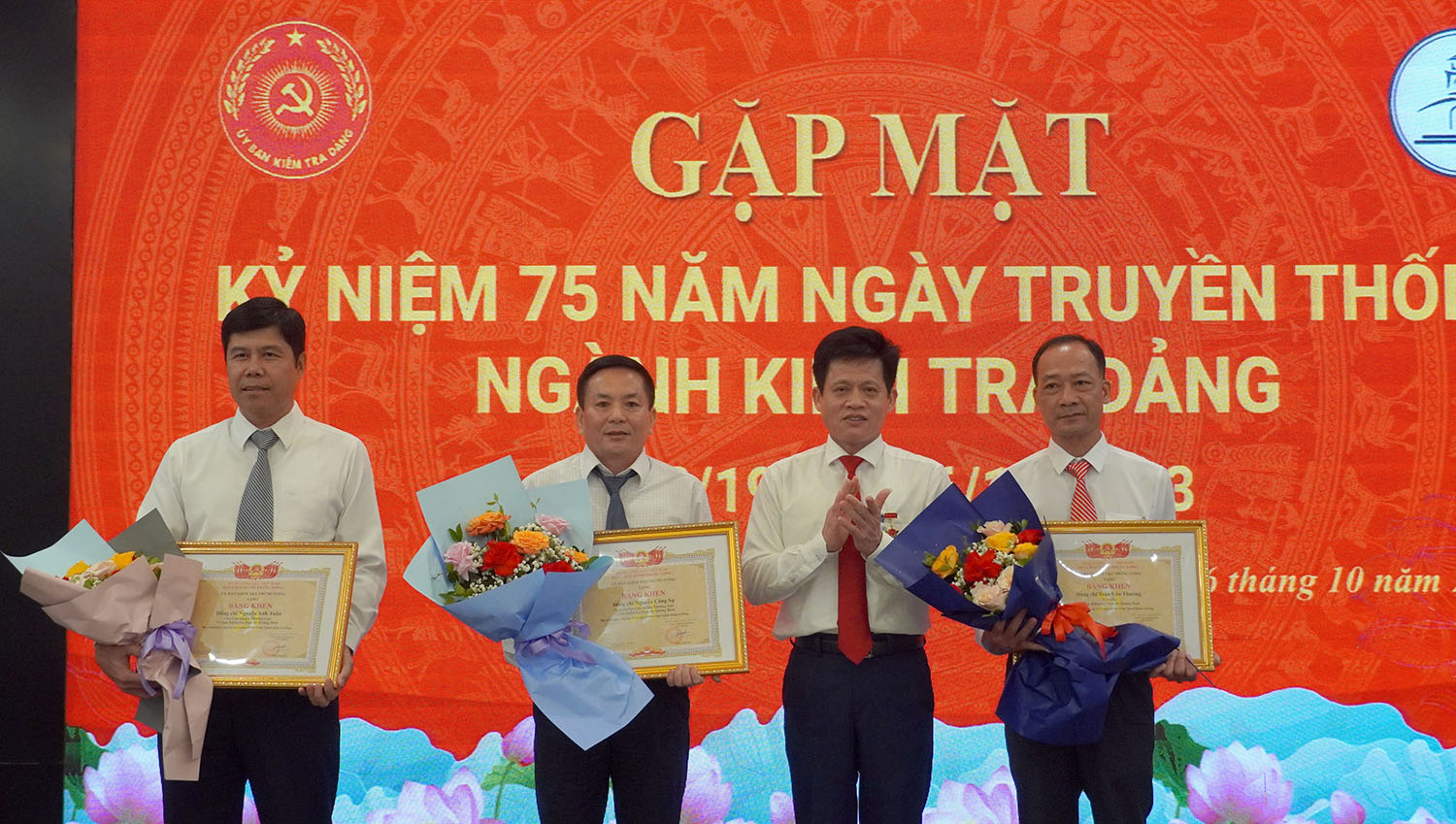 Đồng chí Chủ nhiệm UBKT Tỉnh ủy Lê Văn Bảo trao Bằng khen của UBKT Trung ương cho cán bộ UBKT Tỉnh ủy