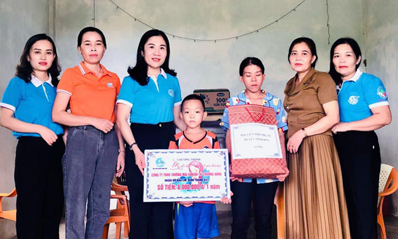 Hội LHPN huyện Minh Hóanhận đỡ đầu cháu Đinh Thành Đạt (trú tại thôn Tân Lợi, xã Hóa Hợp)