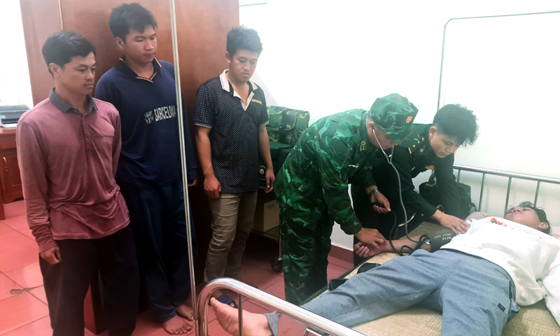 Quân y BĐBP kiểm tra sức khỏe các ngư dân.